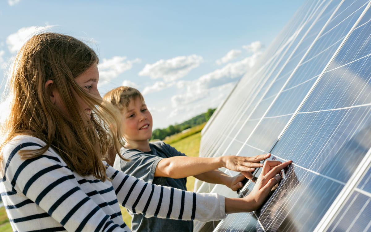 Família mostrando a segurança de painéis solares